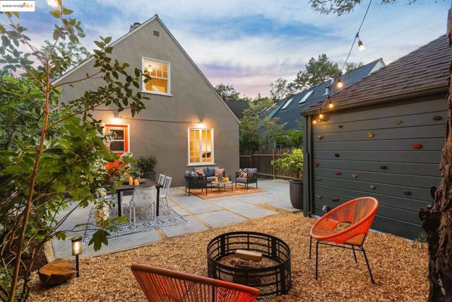 924 Trestle Glen Rd, Oakland CA: https://media.crmls.org/mediaz/53d7004a-7cc7-425a-b20d-5df68c393aa9.jpg