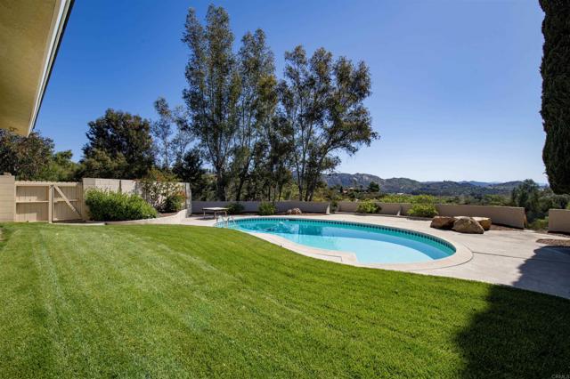 25311 Jesmond Dene Road, Escondido CA: https://media.crmls.org/mediaz/53d72651-c481-4aeb-a80a-58608416976a.jpg
