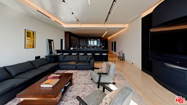 1305 Collingwood Place, Los Angeles CA: https://media.crmls.org/mediaz/53d7279f-c50d-4855-a0cb-56b7bb59ce23.jpg