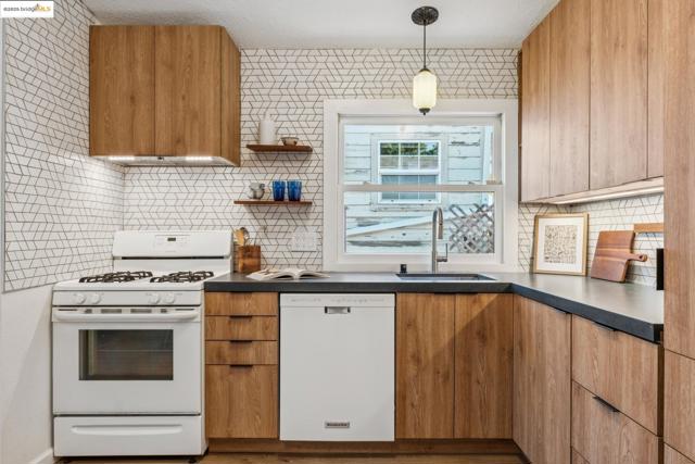 350 Henry St, Oakland CA: https://media.crmls.org/mediaz/53d7ac0a-404d-4e95-a25a-ac7ba916f94d.jpg