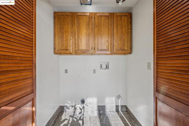 9090 Castlewood St, Oakland CA: https://media.crmls.org/mediaz/53d853f3-fbc9-42ac-a089-8575fe01ccbc.jpg