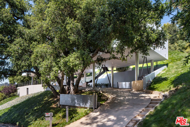 9727 Oak Pass Road, Beverly Hills CA: https://media.crmls.org/mediaz/53d8af57-f425-4e06-8d0b-3f250049652d.jpg
