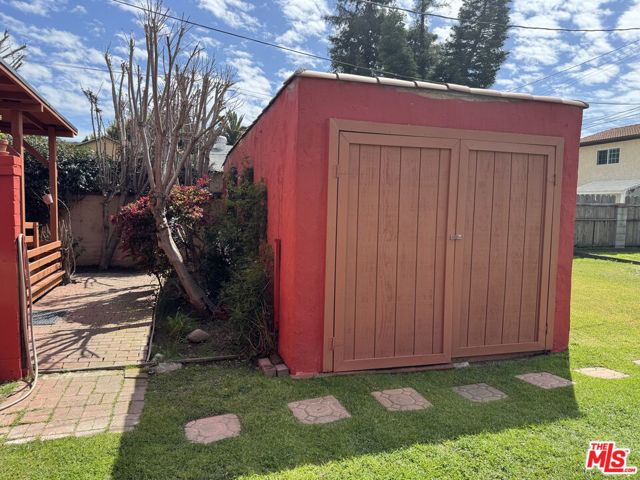 2437 Granville Avenue, Los Angeles CA: https://media.crmls.org/mediaz/53d9190c-d836-4c0f-8751-c7a8b50e72b4.jpg