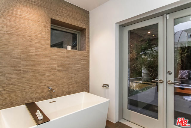 1929 N CURSON Place, Los Angeles CA: https://media.crmls.org/mediaz/53d96d06-1f4b-4a2d-b846-a77d29bb6856.jpg