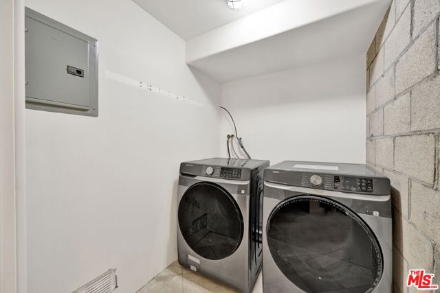 7019 E Seaside Walk, Long Beach CA: https://media.crmls.org/mediaz/53d9ec27-35d2-4657-bb99-02849ef8ab46.jpg