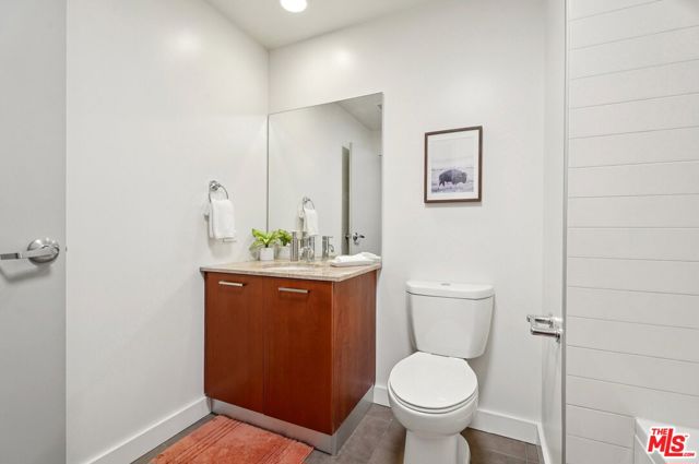 645 W 9th Street, Los Angeles CA: https://media.crmls.org/mediaz/53da6a4b-f0f0-4e18-9401-229990979682.jpg