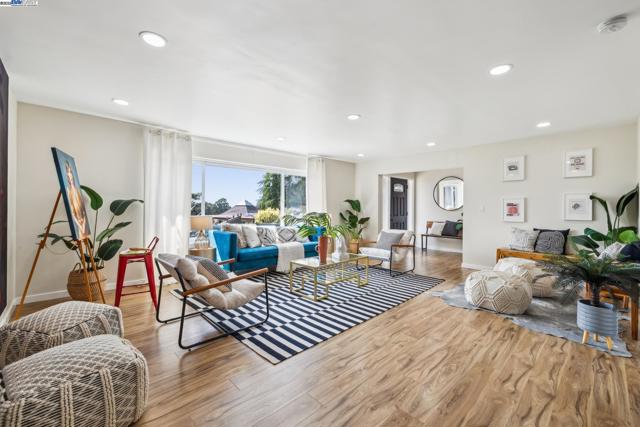 441 FOX HILLS COURT, Oakland CA: https://media.crmls.org/mediaz/53da8981-8666-48aa-a2c0-d345720956e9.jpg