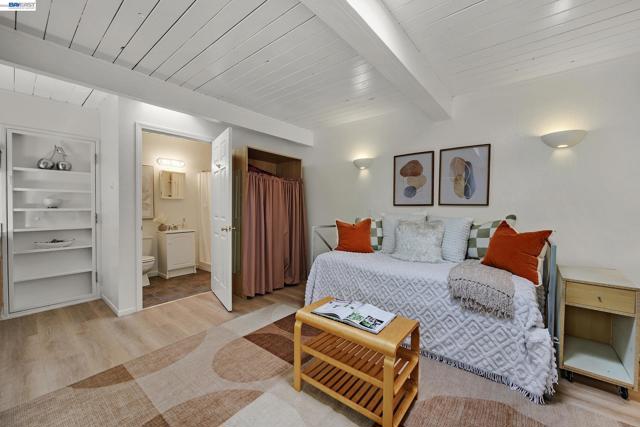 5354 Greenridge Rd, Castro Valley CA: https://media.crmls.org/mediaz/53dbc86c-85c5-4b57-b30e-2ed3f53a67c7.jpg