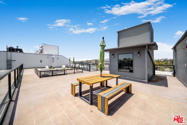 4115 Glencoe Avenue, Marina del Rey CA: https://media.crmls.org/mediaz/53dcbe39-bf7c-427a-b73c-5bc267a5b232.jpg