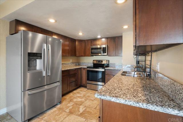 Detail Gallery Image 3 of 28 For 730 Silver Dr, Vista,  CA 92083 - 3 Beds | 2/1 Baths