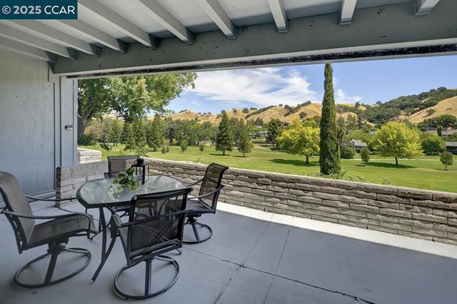 3136 Tice Creek Dr, Walnut Creek CA: https://media.crmls.org/mediaz/53debd16-6d4f-4d09-9995-89e3037ccf60.jpg