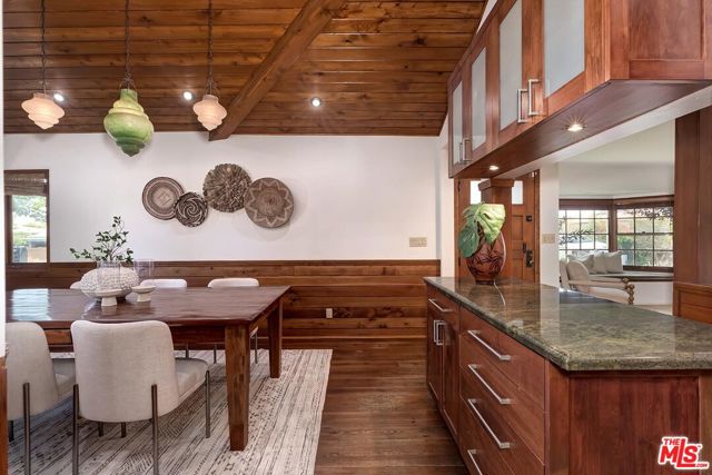 3201 Maplewood Avenue, Los Angeles CA: https://media.crmls.org/mediaz/53e05b4b-29b0-4ab0-8aec-0114109636d4.jpg