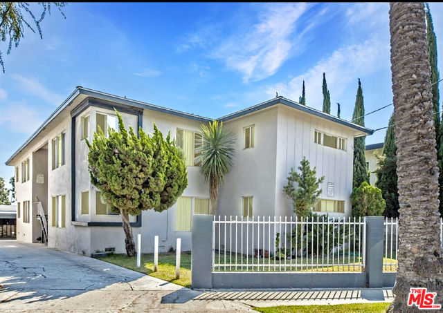 524 E Hazel Street, Inglewood CA: https://media.crmls.org/mediaz/53e131fd-9543-4d5e-8b9e-009a962f43b6.jpg