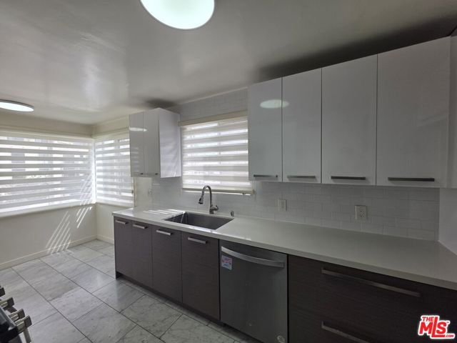 1635 S Beverly Glen Boulevard, Los Angeles CA: https://media.crmls.org/mediaz/53e1a614-2eb6-48b6-9686-d4b7e237ca50.jpg