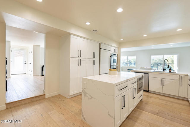 1725 Royal Saint George Drive, Westlake Village CA: https://media.crmls.org/mediaz/53e25e4d-79a1-4816-b96b-725633ad165d.jpg