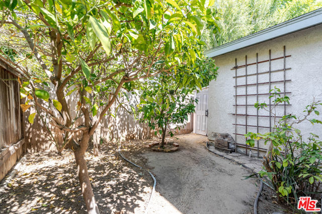 2404 Gates Avenue, Redondo Beach CA: https://media.crmls.org/mediaz/53e29c4a-0d39-464a-82e7-34f479394b98.jpg