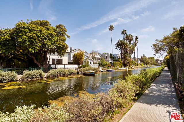 408 Linnie Canal, Venice CA: https://media.crmls.org/mediaz/53e2d81a-86fe-4f69-9384-2b561287d62d.jpg
