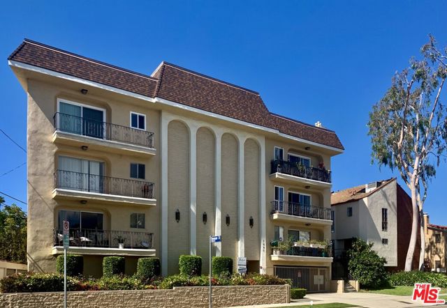 1097 S Bedford Drive, Los Angeles CA: https://media.crmls.org/mediaz/53e4433b-44a1-4bc1-9e03-4f5339b7c8b7.jpg