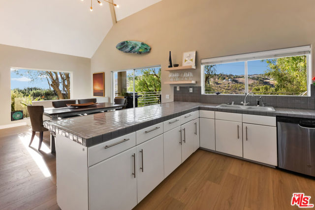 4350 Hillview Drive, Malibu CA: https://media.crmls.org/mediaz/53e447c8-a097-4c0c-b623-09521138128d.jpg