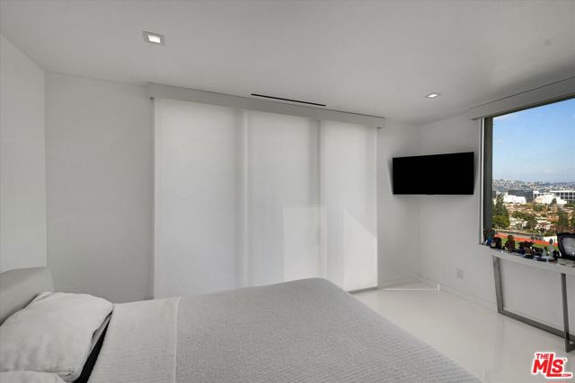 2160 E Century Parkway, Los Angeles CA: https://media.crmls.org/mediaz/53e4912b-ac8d-4131-be0c-4d14d1923ea5.jpg