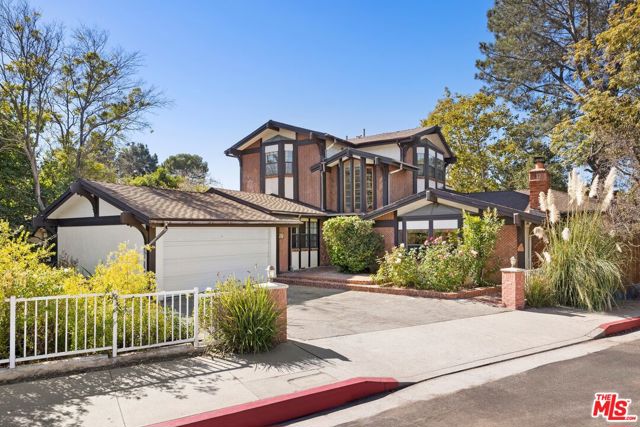 817 Radcliffe Avenue, Pacific Palisades, CA 90272