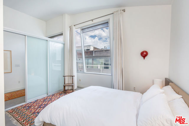 615 Hampton Drive, Venice CA: https://media.crmls.org/mediaz/53e5498f-a3b2-46b2-8640-9fe5754757dc.jpg