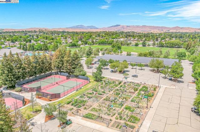 847 Dana Cir, Livermore CA: https://media.crmls.org/mediaz/53e5b3f4-6160-47c2-909e-26a1ffae0065.jpg