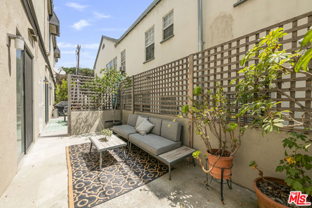 350 S Spalding Drive, Beverly Hills CA: https://media.crmls.org/mediaz/53e7efe3-1b13-4702-93bc-2a1039eecf41.jpg