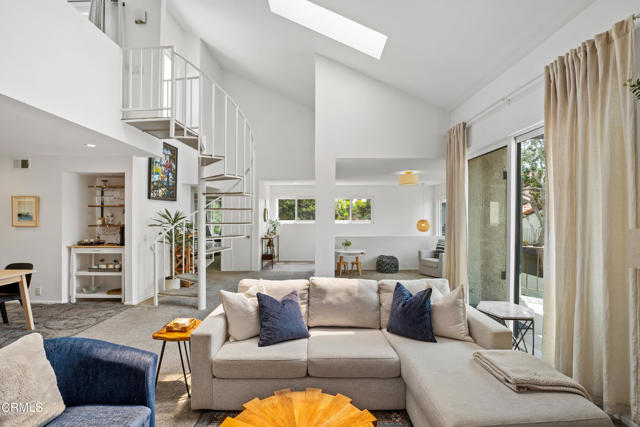 2287 Martinique Lane, Oxnard CA: https://media.crmls.org/mediaz/53e8595d-77de-4383-948c-62b5b9b6c871.jpg