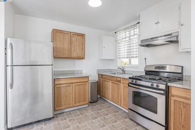 19975 JOHN DR, Castro Valley CA: https://media.crmls.org/mediaz/53e88cfb-c2c3-4434-8c51-4f1cdc0438cb.jpg