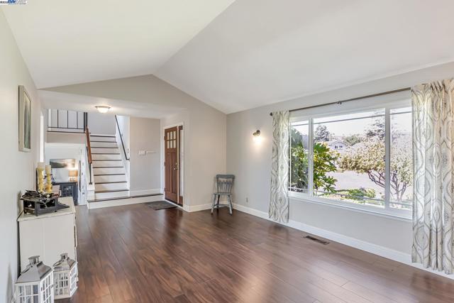 7765 Dublin Green Ct, Dublin CA: https://media.crmls.org/mediaz/53ea6dda-4f68-4b15-a248-07cecb17f30d.jpg