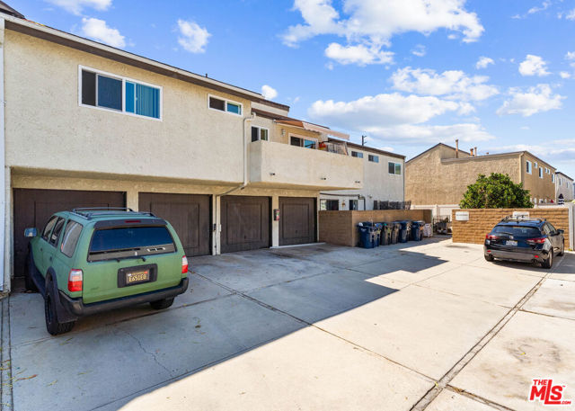 309 Utica Avenue, Huntington Beach CA: https://media.crmls.org/mediaz/53eaa19f-07a0-4c3b-a6bc-9473ef0e1370.jpg