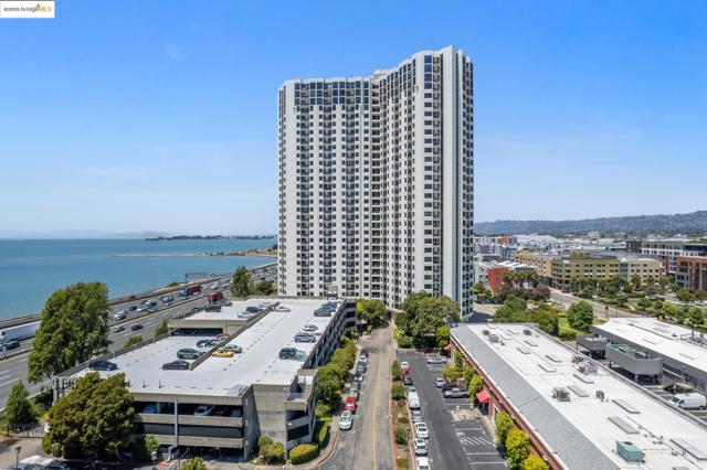 6363 Christie Ave, Emeryville CA: https://media.crmls.org/mediaz/53eb20fe-8fc8-49bd-9eba-8dd46e210b36.jpg