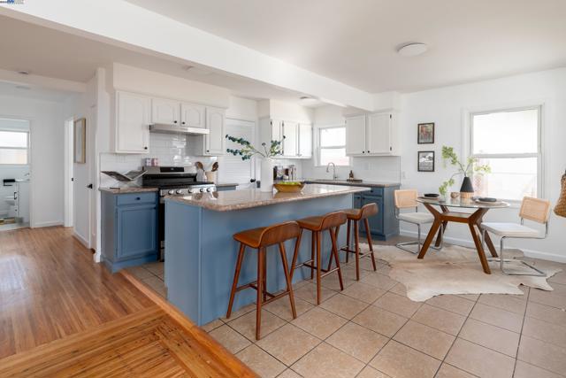 10906 Reposo Dr, Oakland CA: https://media.crmls.org/mediaz/53eb2649-89ee-43fc-a069-fae7128ee63c.jpg
