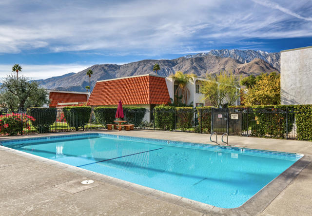 2274 N Indian Canyon Drive, Palm Springs CA: https://media.crmls.org/mediaz/53ebd0e2-7a06-449d-958c-fb47a8244fa5.jpg