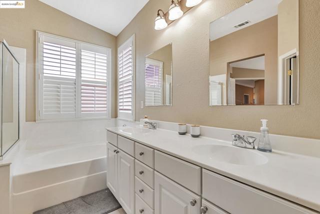 877 Boone Dr, Brentwood CA: https://media.crmls.org/mediaz/53ecde6a-4da7-4e8a-b2a6-333344773245.jpg