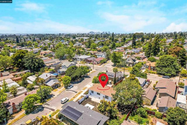 2718 Carmel St, Oakland CA: https://media.crmls.org/mediaz/53ed4c0a-10bb-4c59-8f75-38f92dc2b7ac.jpg