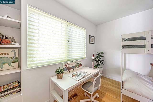 2280 Hastings Dr, Belmont CA: https://media.crmls.org/mediaz/53ed79cd-1949-4d3c-824b-b8358f0fba18.jpg