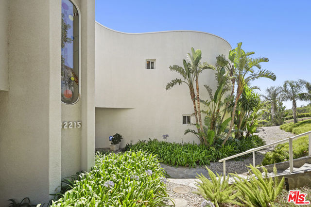 32215 Pacific Coast Highway, Malibu CA: https://media.crmls.org/mediaz/53ee5b5a-58ff-41e7-9003-d1186888a52a.jpg