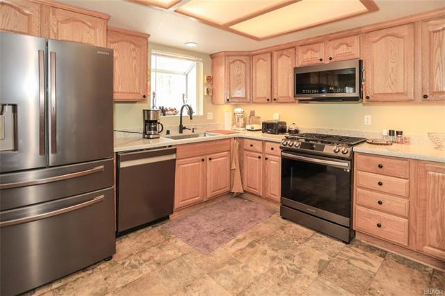 2324 Manzanita Lane, Big Bear CA: https://media.crmls.org/mediaz/53eeff68-fac7-4454-af63-72dc0e3a96f7.jpg