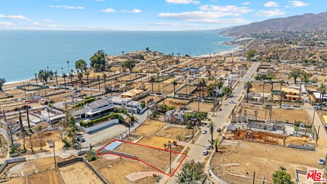 15300 Earlham Street, Pacific Palisades CA: https://media.crmls.org/mediaz/53efe2d2-3d88-4cac-b1b7-8a533aa89bf8.jpg