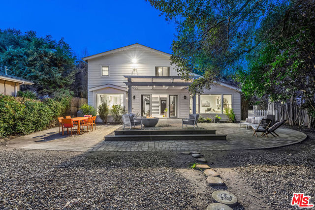 1514 Willow Drive, Topanga CA: https://media.crmls.org/mediaz/53f150cc-3f20-4a3d-9288-617801355102.jpg
