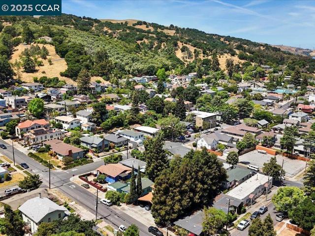 221 Green St, Martinez CA: https://media.crmls.org/mediaz/53f1608b-df3e-4c71-8925-079055c6f948.jpg