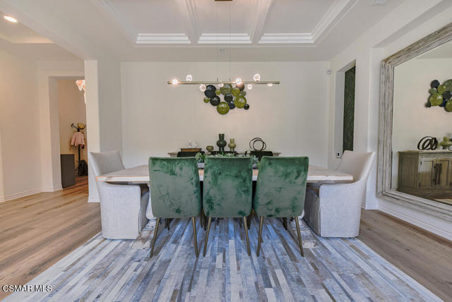 6981 Shadow Wood Drive, Moorpark CA: https://media.crmls.org/mediaz/53f1d86d-ae55-46d3-8dac-8af9011ec042.jpg