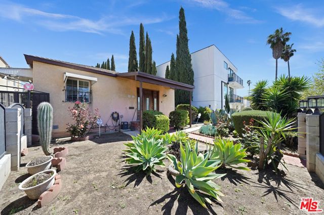 844 N Poinsettia Place, Los Angeles CA: https://media.crmls.org/mediaz/53f4396a-d1af-4a28-881d-899275868850.jpg