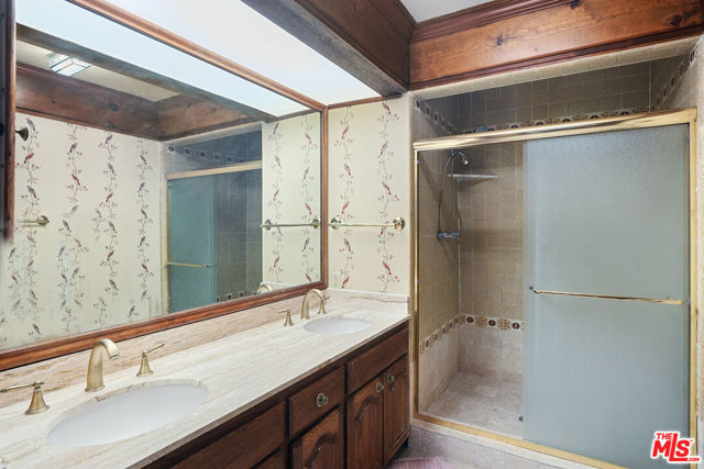 1610 N Beverly Drive, Beverly Hills CA: https://media.crmls.org/mediaz/53f5c61e-a199-4f62-9fc6-63e91de4a0f6.jpg