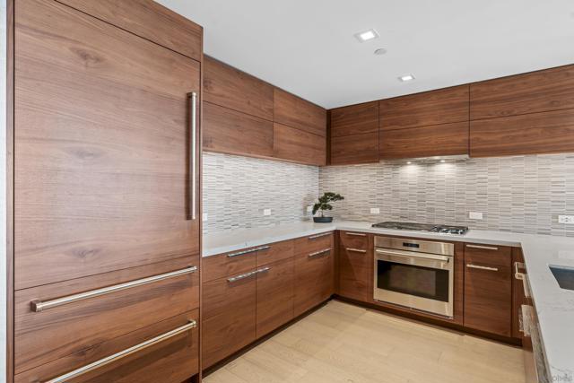 888 W E Street, San Diego CA: https://media.crmls.org/mediaz/53f64021-0dc4-45ce-96a8-aa188368a40f.jpg