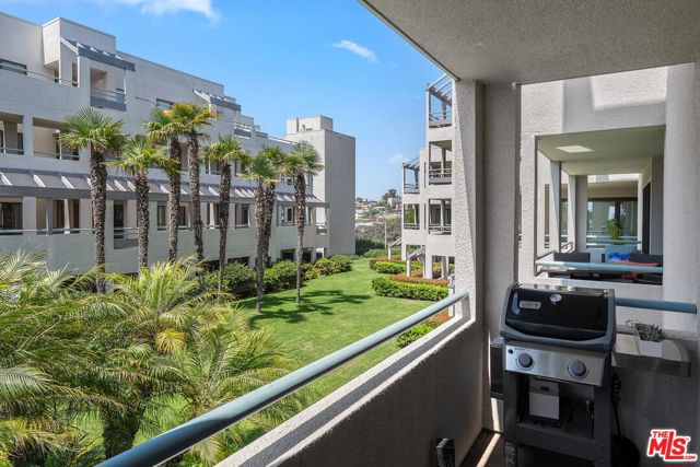 140 Ocean Park Boulevard, Santa Monica CA: https://media.crmls.org/mediaz/53f6da00-c4d3-4aa5-9503-5a5c9fdac48f.jpg