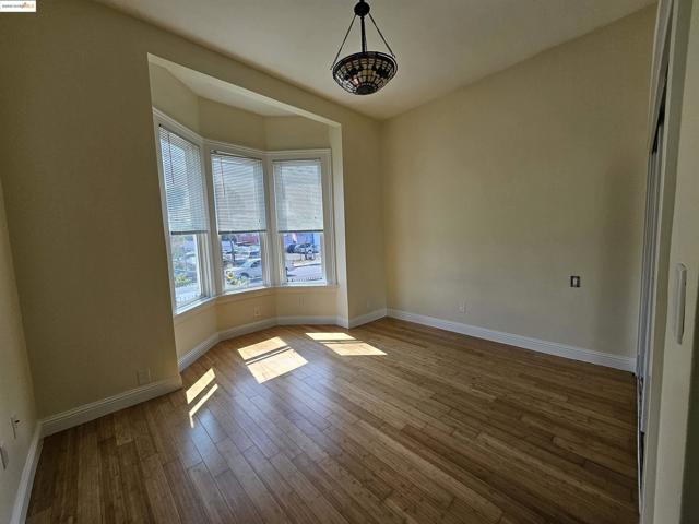 2825 Market St, Oakland CA: https://media.crmls.org/mediaz/53f7b659-899b-41e0-ae70-3922f6a0313b.jpg