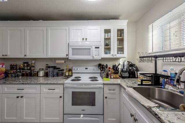 107 Catron Dr, Oakland CA: https://media.crmls.org/mediaz/53f8ca31-2606-4223-97e7-bc1829cda596.jpg